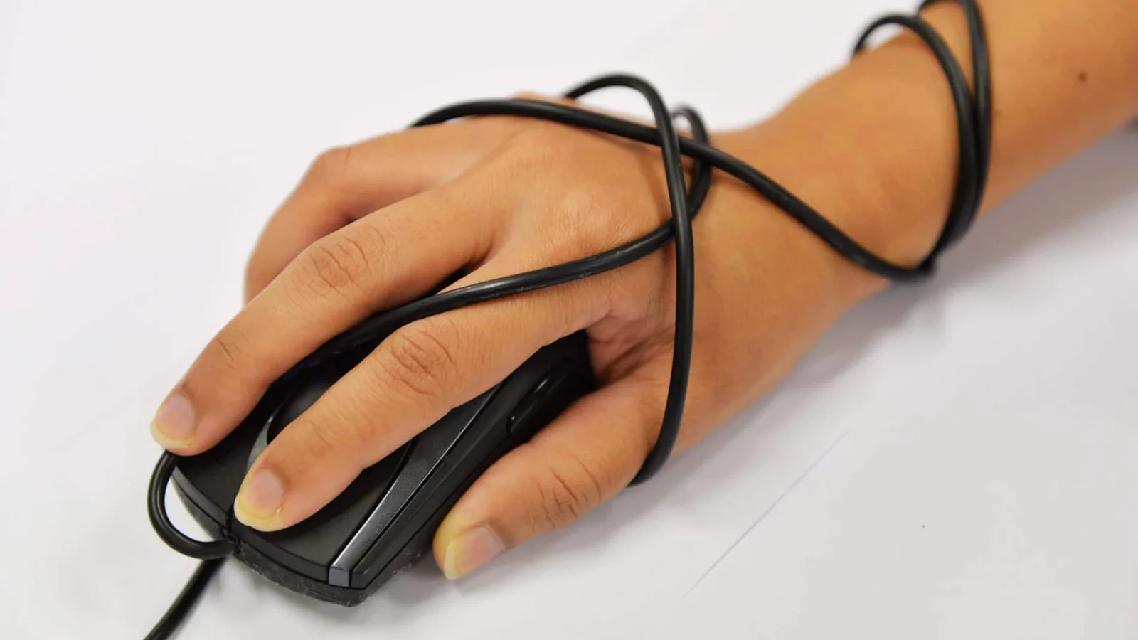 The use of hypertext links on the internet
