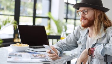 What is the average salary of a graphic designer?