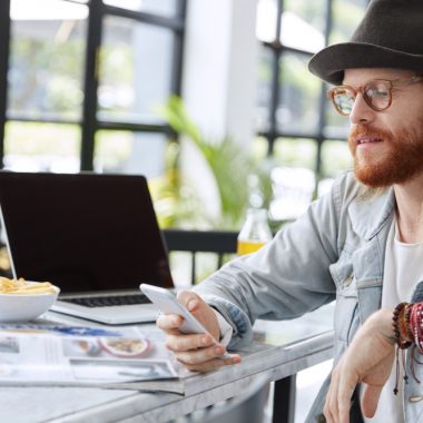 What is the average salary of a graphic designer?