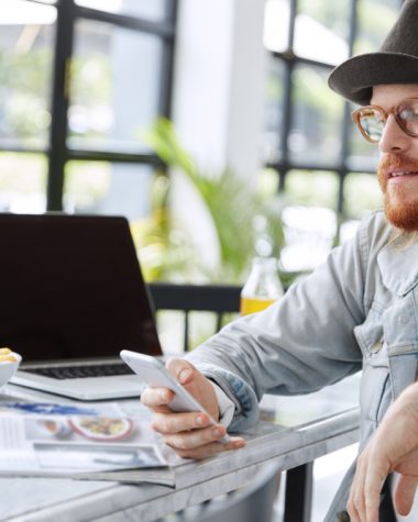 What is the average salary of a graphic designer?