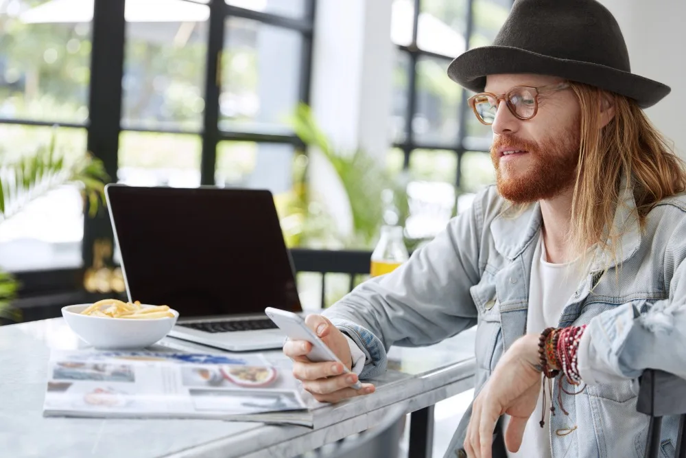 What is the average salary of a graphic designer?